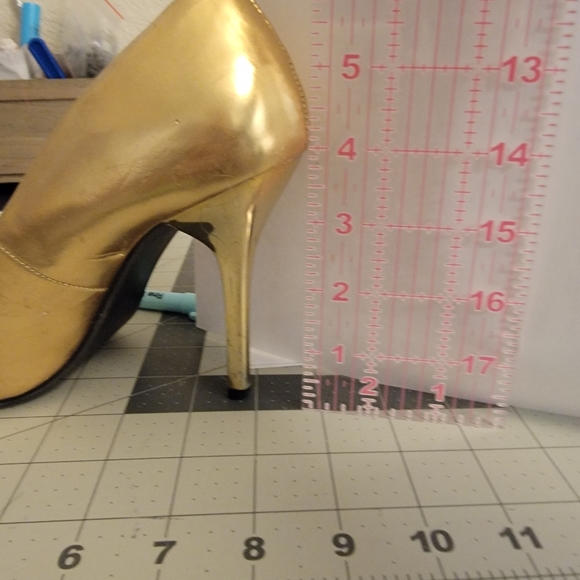 Vintage Gold pointy toe heel - Picture 3 of 5